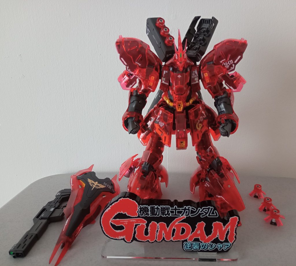 RGサザビーは一度ノーマル仕様を組んだことがありますが、クリアカラー仕様のあまりの美しさにもう一度手に取りました。