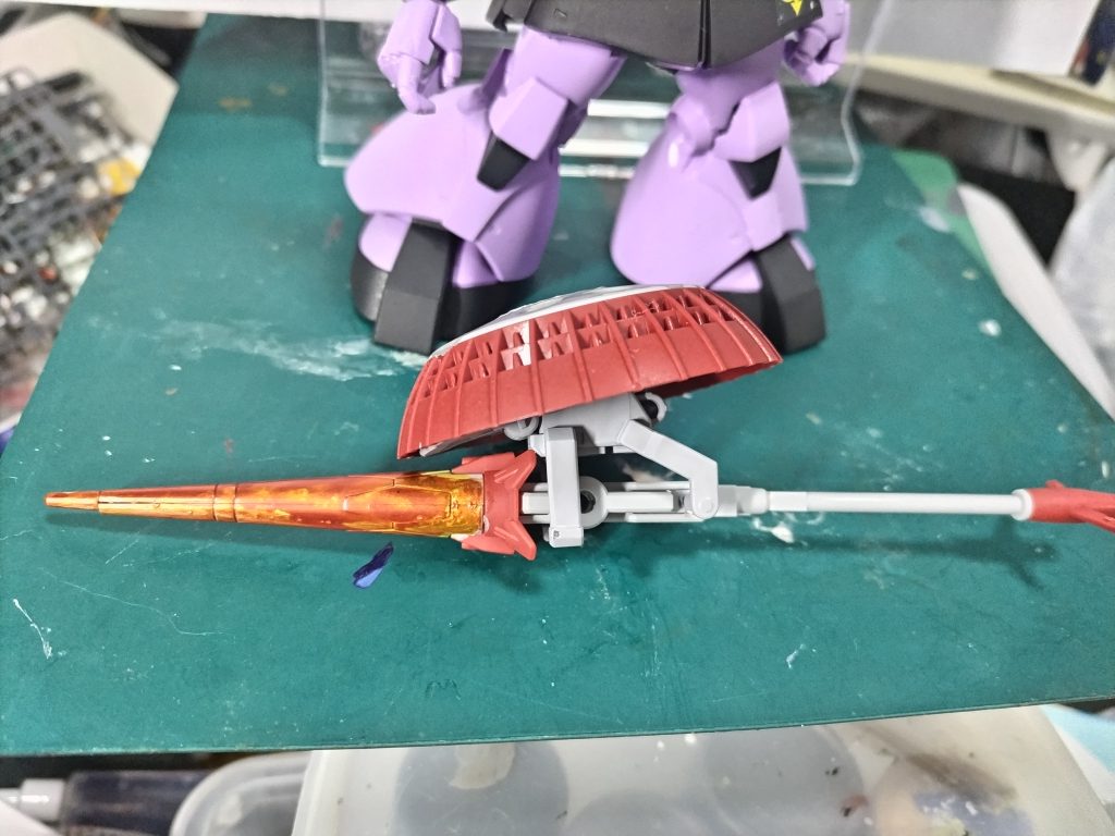 シールドランスは、イージスナイトの槍と、ギャンの盾でなんとなくいできたような記憶。ヒートランスの表現にあえてムラっぽく塗ったのが、ただの塗りむらにしか見えませんねｗ