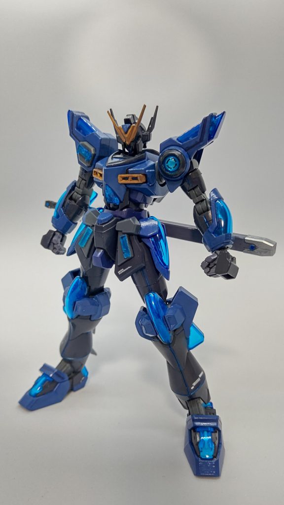 今回もキットはあまりいじらずブレードアンテナの形状と頭パーツの形状を変更しました。また肩アーマーの片方、神のシールがあるほうはランナータグを丸く切り、埋めて厚みをだし、カスタマイズメタリックシールのブルーを貼りました。もう片方はブルーのクリアパーツがブラックライトで発光するのでそのランナータグを切り貼り付け、腰のフロントアーマーにも貼り付けました。