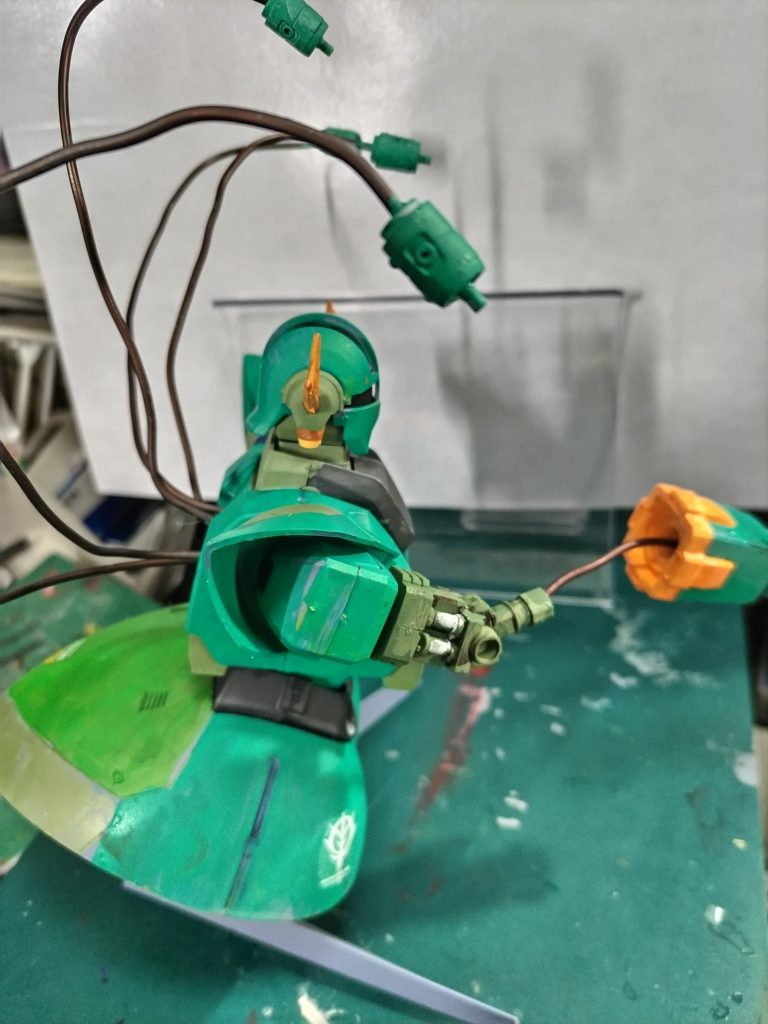 右側面。近接防御システムは、それぞれ別個のサイコミュ増幅用人工脳につながっている。