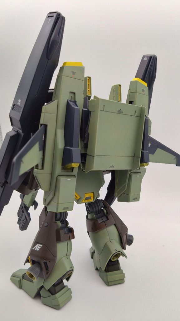 ジェガンD型のバックパックに穴開けたら以外とあいましたw