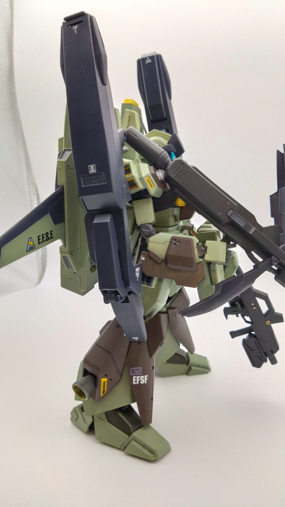 武装　ロングライフル　　　　マイクロミサイルポッド　　　ビームサーベル　　　腰マニュピレーター用ビームライフル