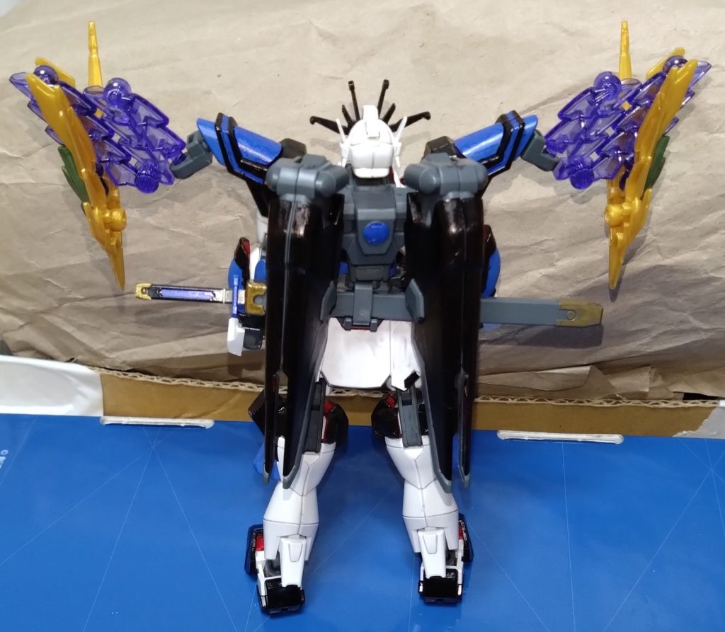 『トゥルーオデッセイガンダムII TOLL』再び宇宙へと向かったトラッシュ達が辿り着いた場所は残り一基となってしまった最後のスペースコロニー。そこで補給を受けて貰うこととなった彼らの前に敵が攻めてきたことで応戦し、退けるもトラッシュの機体が限界を迎えてしまう。度重なる戦いにトラッシュの操縦に付いていけなくなったトゥルーオデッセイガンダムだったが、コロニーに住む人達が所持していた最後のパーツにより改造・強化されたMSへと生まれ変わったのがこの機体……という設定のガンダムになります。格闘値の更なる向上はもちろんのこと、機動力と防御にも優れた。最後のコロニーに住む人達にとって、彼らの想いも積んだ最後のMSとも言える。 トラッシュは全ての人類を、世界を、なによりこれから訪れるであろう未来を守る為に新たなガンダムに乗るーーー 続編が出れば、こんな風になるかと思って考えました。使用したガンプラはベースが神バーニングガンダム。そして肩にはSD張郃アルトロンガンダムのドラゴンハングを装着しました。