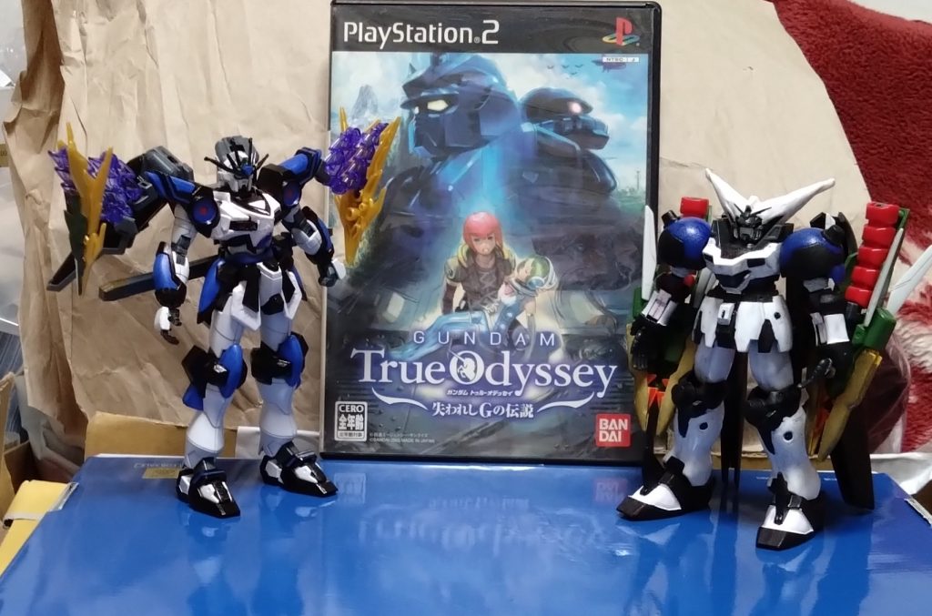 最後にトゥルーオデッセイガンダムと原作ゲームと一緒に撮影して終えようと思います。トゥルーオデッセイと今回のトゥルーオデッセイガンダムII TOLLを比較してみて下さい。前作より今作の方が身長が高いです。 あと、前に言ってた『ラスボス100回倒しまくる』という目標ですが、97回で終えました。ラスボスを倒すと必ず手に入る『ツインバスターライフル』が97個目で『これ以上持てない』と表示が出ました。今までの苦労は一体……(−_−;)でも、現在は地球に戻って野生のMSを討伐しまくってます。 今回はビルドシリーズコンの締め切りにどうにか間に合って良かったです。ギリギリになり、少し焦ってました。そういえば、『ガンダムブレイカー』の新作が今年中に発売されるようですね?発売日はまだ未定ですが、今から楽しみにしています! では、今回はここまで。次回も宜しくお願いします。