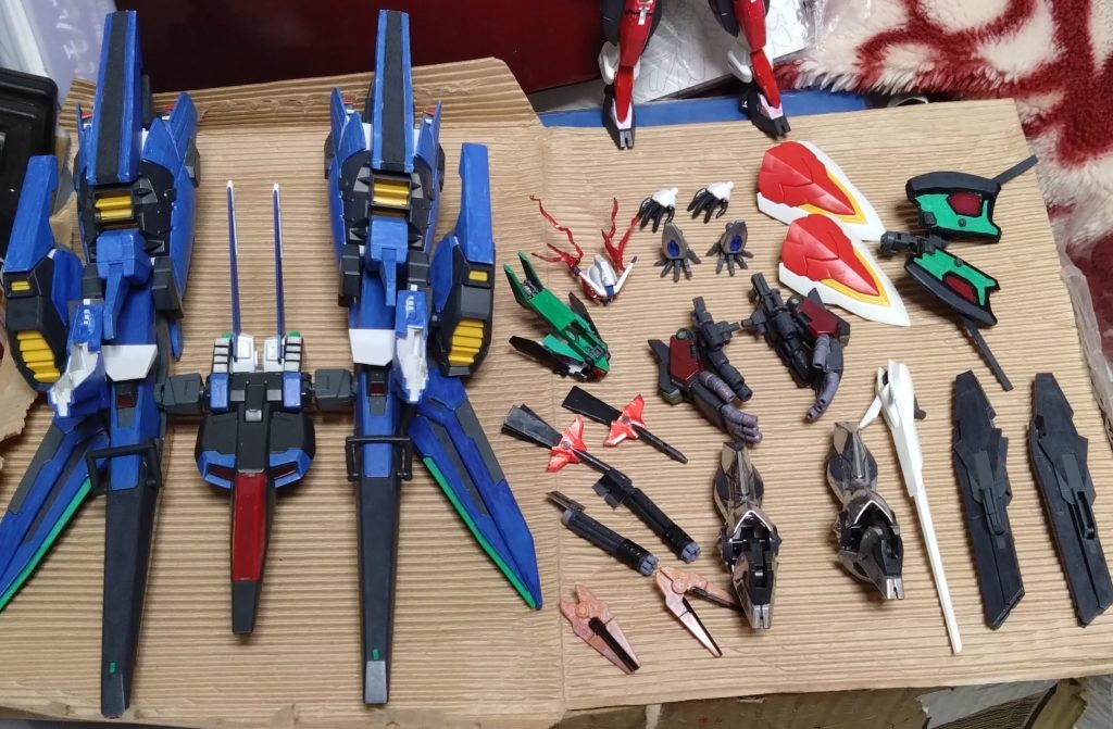 リベロの付属パーツと武装、そして交換に必要なハンド等でこんなにあります。ちなみにビームウイングやビームサーベル等のエフェクトは除いてます。とにかく多いです……。