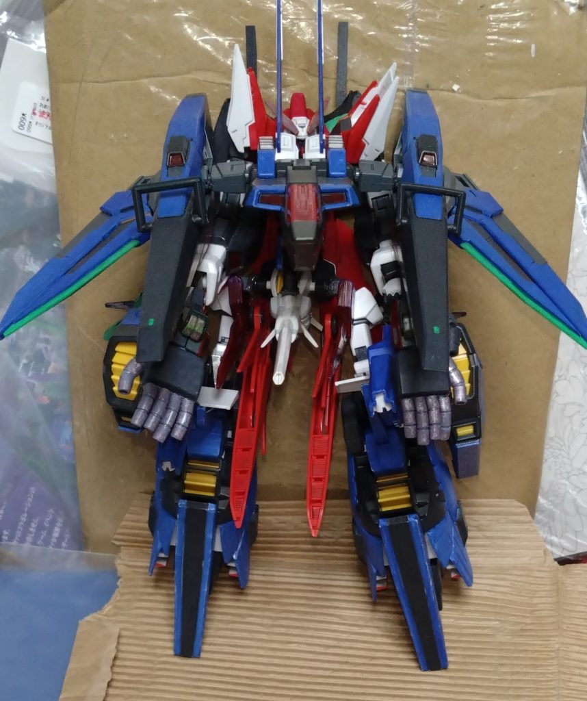 次は『テンペスト』と『イクシード』。『イクシードテンペスト』タイラントと同様、機動力が劣っていたテンペストにも更なる加速を加えた形態。驚異的なスピードで移動しつつ、大火力の砲撃で敵部隊の殲滅を得意とする。必殺のフルバーストによる一斉射撃も使える。また、イクシードレッグアーマーにより『GNフィールド』の防御力も強化されている。 この形態時での主な武装。テイルビームライフル多種装備ハンドガン×2GNソードライフル×2ミサイルポットGNキャノン×2ガトリング砲×2