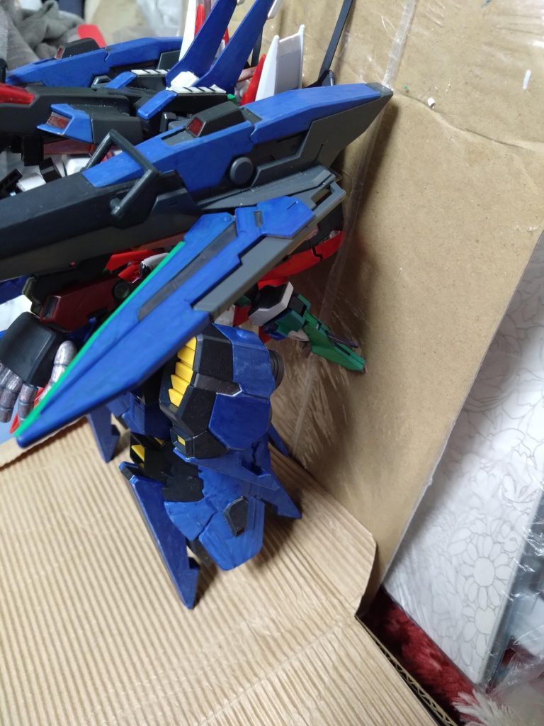 イクシードテンペストは壁に寄り掛かっての撮影になりました。また、以前紹介した『テンペストリベロ』に装備していた『ロングライフル』、『レギルスシールド』ですが、この形態では外しました。イクシードレッグアーマーの装着は幅等の影響が出る為、装備できない仕様になってしまいました。まあ、機動力の強化による影響ってことで納得して欲しいところです……。