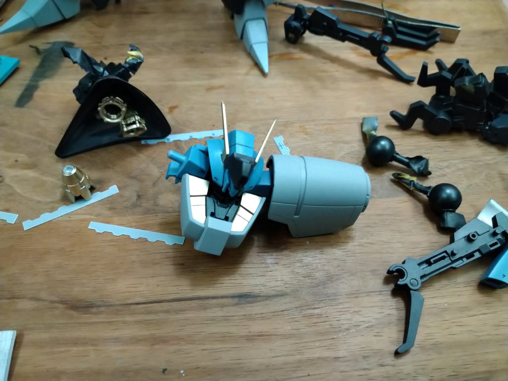 (いつまでやってんだ?…これ…)そう気温とともに冷めきった1月下旬…2月も中旬となりガンスタにぼやき…スピードあげ一気に残りを塗装し、、、3月を迎え、シールペタペタしはじめて、スポンジポンポン汚しが苦行で放置…春の気配がした中旬には、いつもの通り汚してメタルパーツを付けて…「はいはい完成完成」脳内イメージとは違う形で完成となりました。(ジャンク品を寄せ集めたMSだからコレで良い)自らをそう洗脳させると(ん?まぁ悪くないかな?)と思い…翌朝バイカスを眺めると(なにこれ…中途半端だな!)と自らを叱咤し絶望する…「軟弱者っ!」とセイラさんに往復ビンタして踏みつけて欲しいニヤニヤ