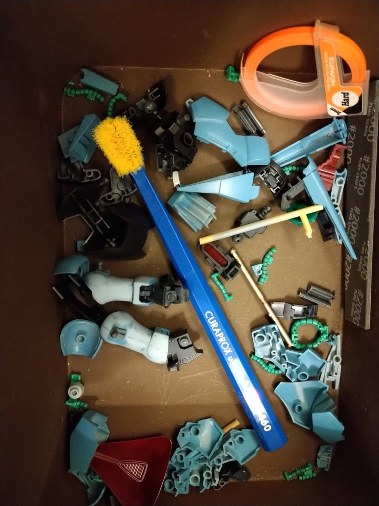 ・バラし始めたのが昨年6月頃 ・加工し始めたのが7月頃(既に飽きる)・プールで浮いていた8月(虚無)・そろそろ仕上げないとゴミになる! そう焦り始めたのが9月頃 ・色々とパーツを紛失していることに気が 付き、他ジャンクより流用しつつスジ彫り や凹凸をつけ始めた10月頃 (一日ひと彫り程度)・何だか飽きてしまって、また放置した11月・年内完成を目標とした12月上旬 年内完成が絶望的になった12月下旬…・新年を迎え、食って寝てた正月 極寒の中、 缶スプレーを噴射し始めた1月中旬……