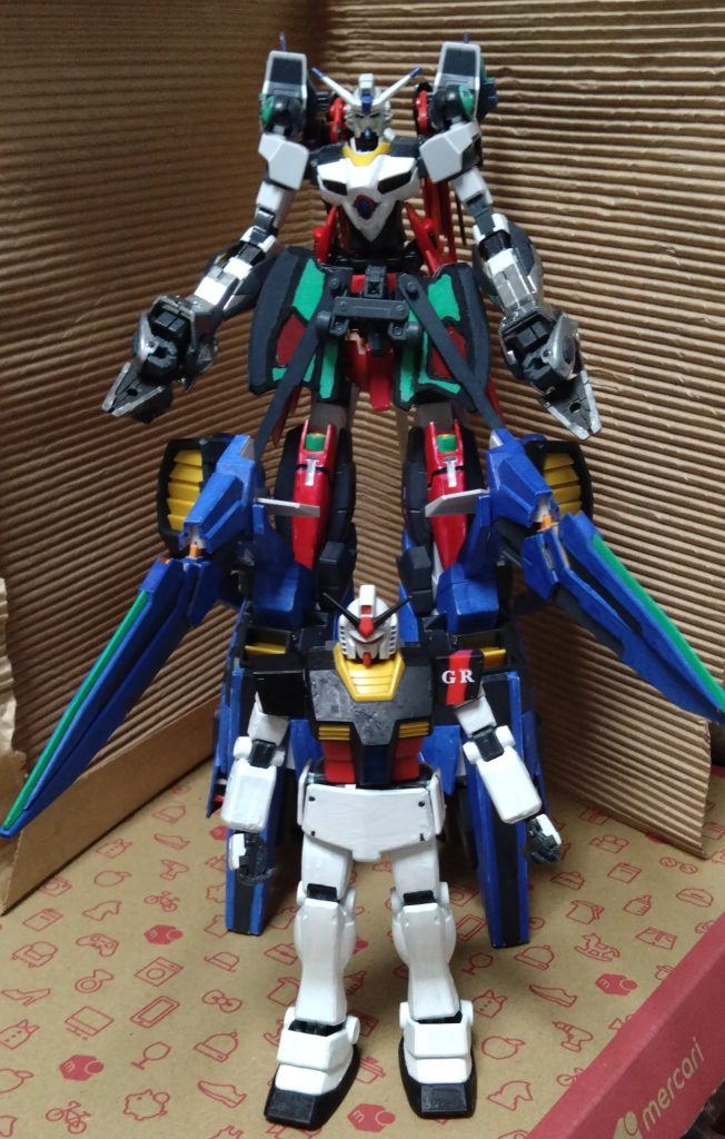 1/144とは思えない大きさ。前に投稿した『GRガンダム』と並べてみました。とにかく、大きいです…。