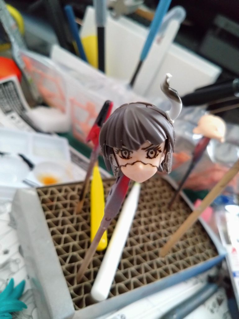 クリアーオレンジの下書き後に1度ラッカー塗料のクリアーで保護。その上にエナメル塗料のブラックで線を入れました。失敗部分は綿棒にエナメル溶剤で消したりで修正。納得できたらまたラッカークリアーで保護。その後も白、ピンクなど入れるたびにクリアーで保護してます。