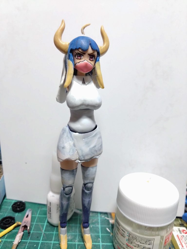 スカート部分の形状やボディの形状を考えた時にモビルドールメイやすーぱーフミナより棚の上にあったアヤメのほうが改造しやすそうだなと思いベースを決定しました。角は初め曲げランナー使ってみましたが左右合わせるのが大変でしたのでパテで一発整形しました。