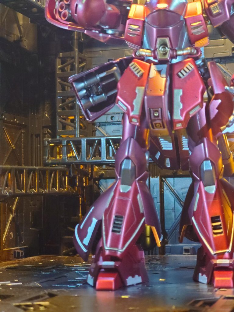 サイドアーマ内のバーニアに配管を付けてそれっぽく……