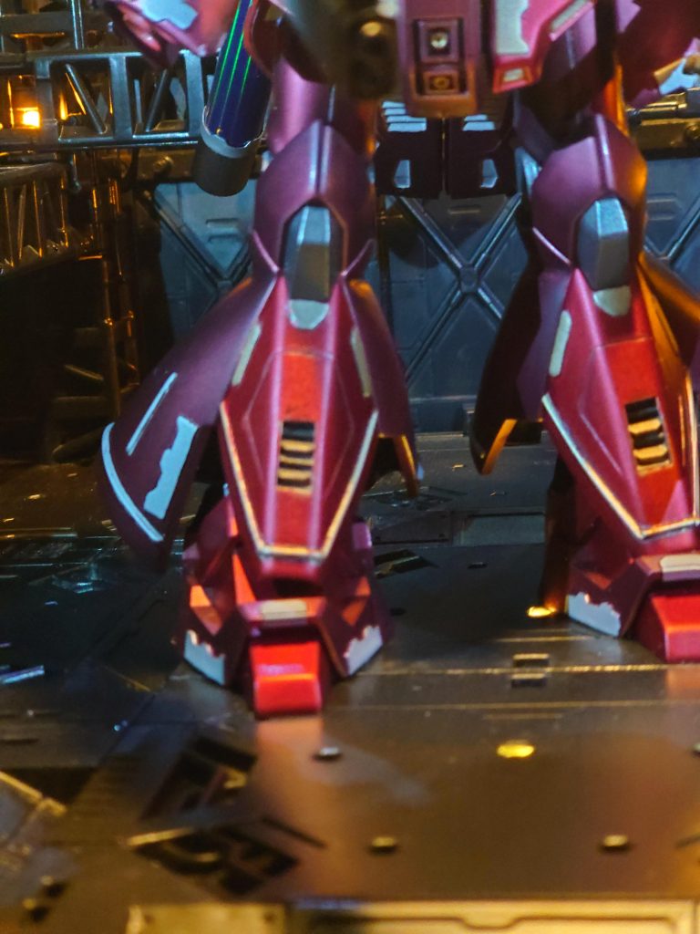 脛の部分に放熱フィンを付け、プラ棒、プラバンの貼り付け。スジ彫り追加。