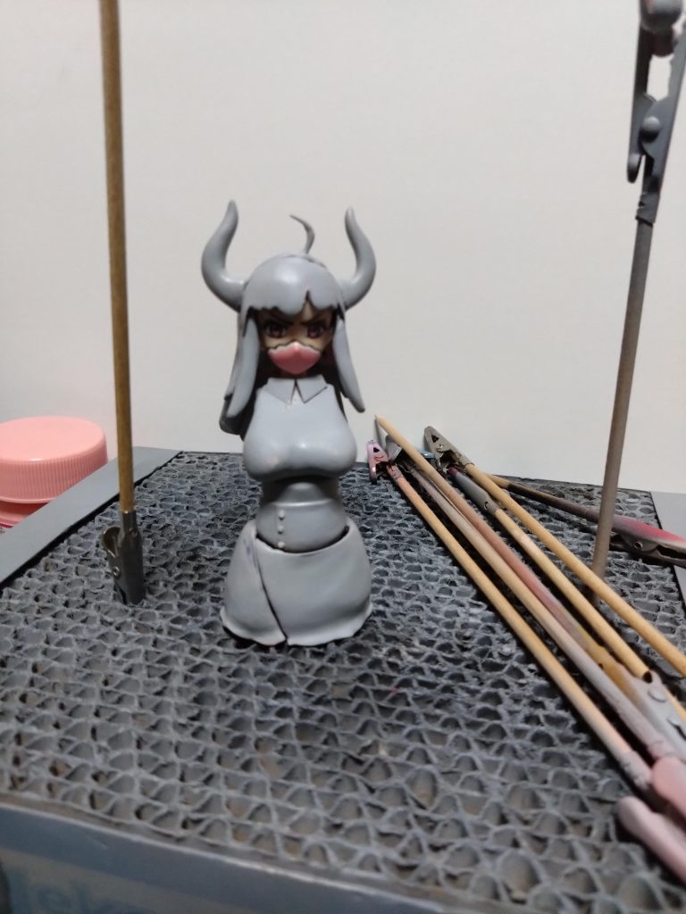 スカートの裾のほうのヒラヒラ部分が難しかったです。パテ盛りしてアヤメのスカート形状を変更して裾部分には炙って曲げたプラ板貼付けて段差をパテで埋めて製作。