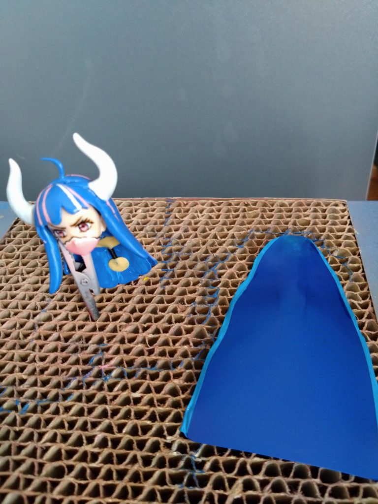 マントも当初配管テープで考えてましたが実際難しくて断念。😨プラ板曲げての製作にしました。接続部は髪の内側の部分に針金をパテで埋めてマント側にネオジム磁石で解決しました。