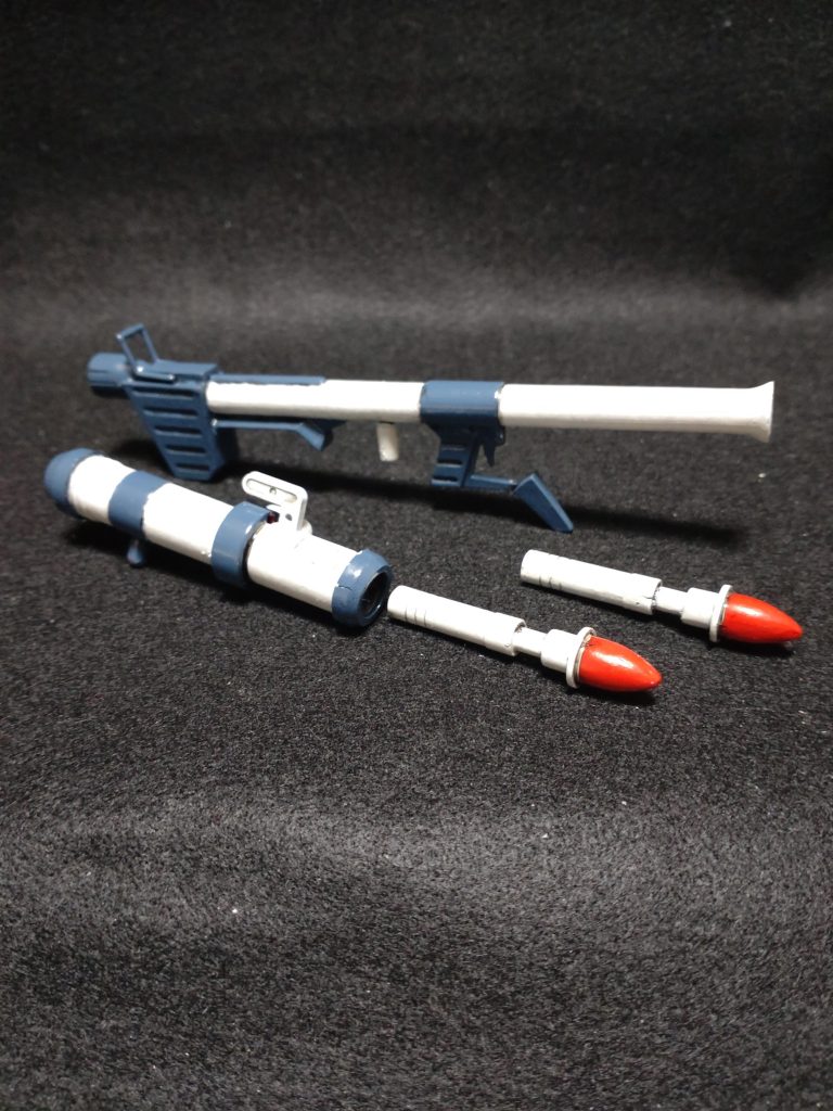 見慣れない謎バズーカ。バネでミサイルが勢いよく飛んでいきます♪