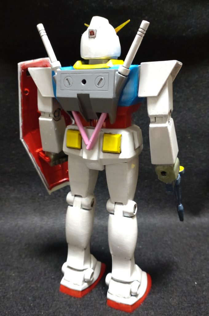 名物 [ビームサーベル突き抜けバックパック]長さも微妙なんで、収まりも悪いー。