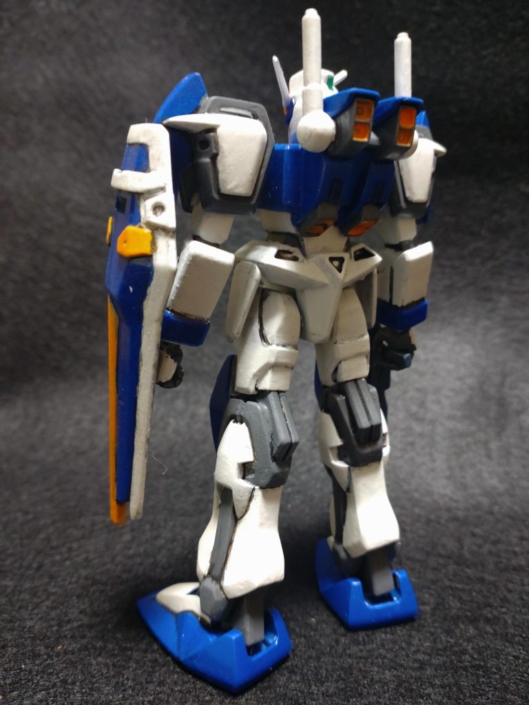 かなりシンプルなガンダム♪かなり塗装しにくい構造してます。
