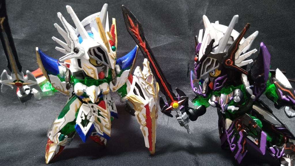 盾もう一つは買わなかったんですが、普通のナイトストライクと並べてみたりしてクリアグリーンボディも黄色かシルバーにしようかと思ったんですが、せっかく元色がクリアパーツなのにもったいないかなと思い、塗りませんでした