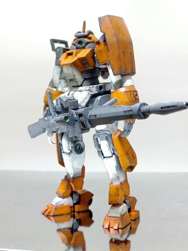 清水圭さんの作風にインスパイアされてHJや動画を見て真似しています(真似できたとは言っていない)。特に動画を見て、完全に理解した! つもりでしたが、塗料の薄さのコントールが難しく、色を出したい早る気持ちで濃い目に塗ると失敗します。サフに缶の水性グレーサフを使ったのですが、水っぽくて薄くて凸のエッジとかに乗りにくくて、かといって濃い目にのせようとすると逆に凹のエッジでダマになりやすく凄いムズい。しかも上から塗る時に水性塗料の溶剤が多いとサフが溶けるし、めっちゃむずいです。サフ後は、タミヤアクリルと水性ホビーカラーで筆塗り、エナメルでチッピングして水性の半光沢吹いて、タミヤのダークブラウンでウォッシングです。迷いましたが、最後にもう一回つや消しでトップコート吹いたらなんとなく落ちついたのでよかったです。