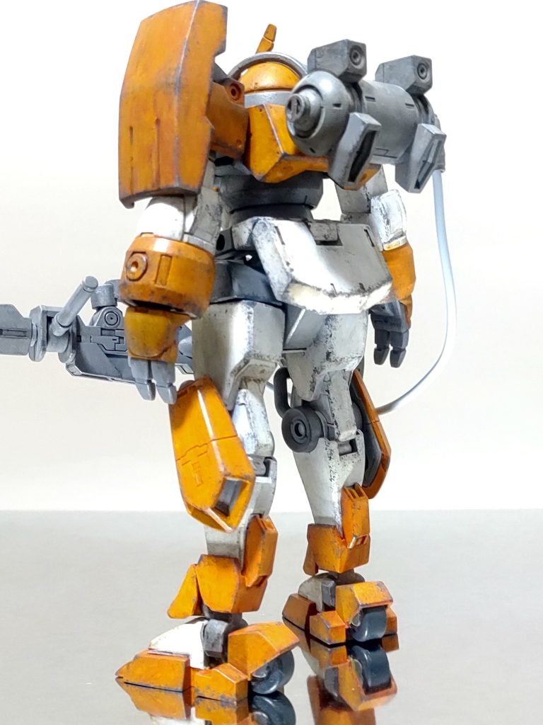 工作的には、過去最大級に手を入れました。といっても、最大級というのは手を入れたポイントの数で大掛かりなという意味ではないです汗肉抜き箇所が次から次へ出てくるので片っ端から埋めています。ラッカーパテ、エポキシパテ、UVレジン、プラ板、ランナー、瞬間接着剤、とそれらの組み合わせなど色々試しています。くるぶし、膝裏の両脇、袖口、肘の両脇、シールド受けのパーツ、背中、足裏(爪と爪の外側)、水鉄砲のアームの裏(下側)、腰の前後装甲の裏、腰の水平パーツの下側などなど。チッピングの段階で背中のタンクからホースを繋ぐパーツにも肉抜き発見してえーってなって、そこだけ見逃しました。(肉抜き箇所は次の写真に丸しています)