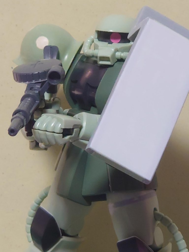 最初は元のシールドを左肩に移しつつ幾らか幅増する程度で終わらせようとしていたはずが、気が付けばかなり大型化していたという。