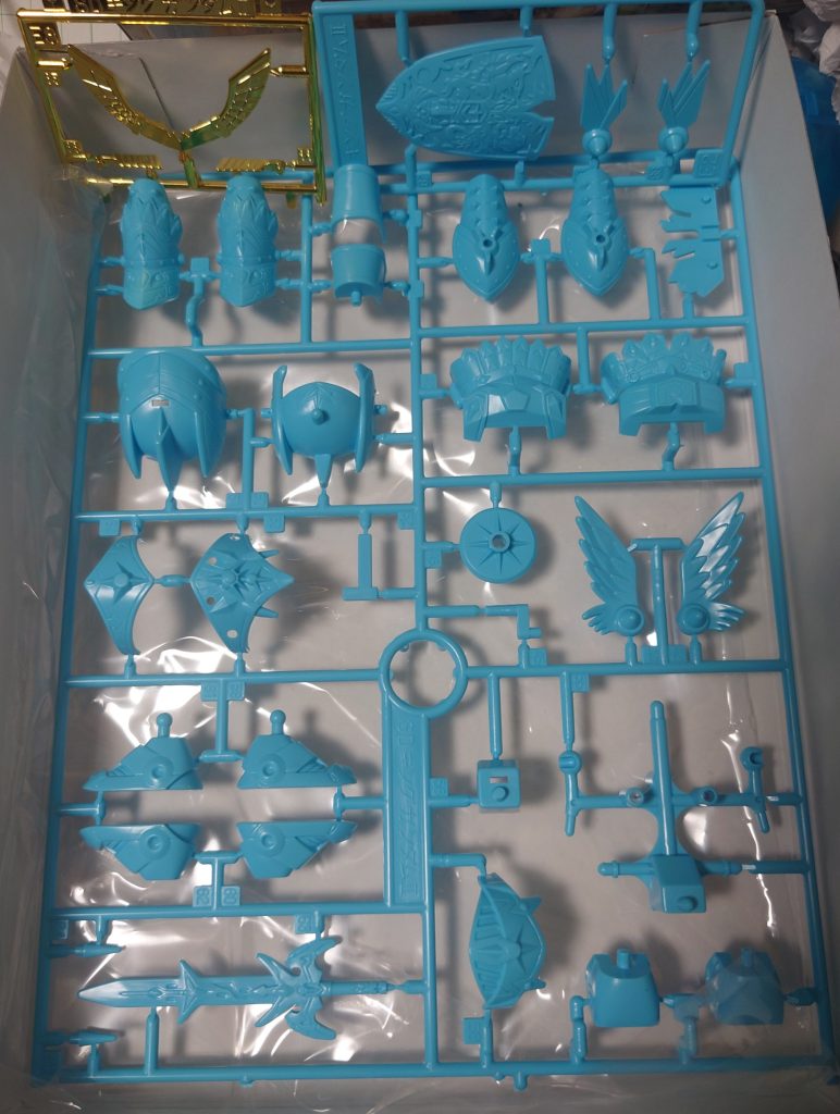 水色の王といわれる所以、皇騎士からの追加パーツである水色ランナーです。普通に組むと大部分が水色に覆われます。全然関係ないですけどこのキット、昔関西に住んでいた頃に京都タワーのオモチャ屋で買った覚えがあります。あそこ、妙に品揃えが良かったよなあ…。