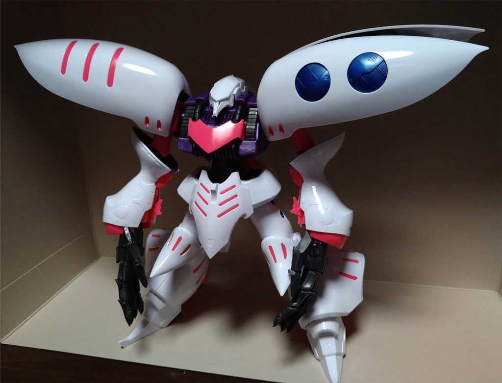 制作過程、キュベレイアンベリールを組んだ状態です。キュベレイダムドだとホワイト・グレーの配色なので、アンベリールですとアニメのキュベレイカラーとなります。元キットの白部分は光沢のある素材が使われていて、このカラーリングも全て無駄にしてしまうのも勿体ない気になります。制作する際に気を付けて欲しい部分はMGキュベレイのパーツがそのまま使われているので股関節のボールジョイント部分が非常に弱く…撮影する前日に左股関節接続軸が折れて砕けました!!こちらに関してはモデルグラフィックス今月号(2024年4月号)で表紙を飾った「1/144ガランシェール」を制作なされた御方も「キュベレイの脚、折れるよね~」とお話しした事もございますので、皆様が制作なされる際には是非とも股関節の接続軸の中にパテ等の補強を入れる事を強くオススメ致します。