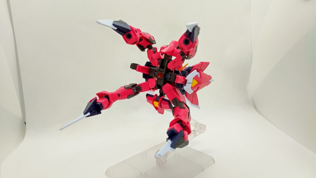 スキュラ。人型からこんなのに変形するとは。それでも、正面の位置は変わってないのがスゴイ。