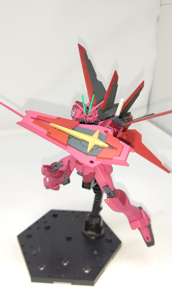 ネオ・ロアノーク専用機にしようと思ったのは全くの思い付きでしたが、インパルスガンダムって構造上こっそり量産されてそうだし、別の所で盗まれたのがネオの手元に渡ったって解釈もありかなと……