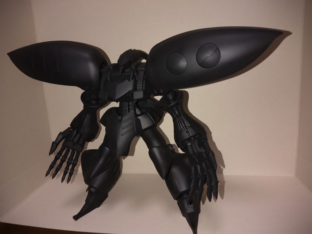 キット素体の光沢ボディを全て無駄にしてしまう黒サフを噴いた状態です。この後に、透ける部分を下書きしてアクリルガッシュでガラスの表現を入れていきます。悩んだ部分は大きな肩バインダーで、どれだけ透かすべきか?バインダー裏側にあるディテールパーツも描いたのですが…どうも納得のいく仕上がりにはなりませんでしたので結局、撮影後に塗装を剥がして、再度塗り直している途中で現在は作業が止まっています。なので、実は今回の写真の状態では既に存在しておりません…ですので、このキュベレイを塗って学んだのは大きな面積のパーツがある機体より、細かいディテールが多い方が綺麗に見える作品になる…という事でしょうか。