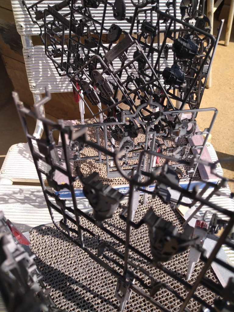 今回の目標は「さっさと仕上げる」…まず、余ったサフをドバーと吹き付ける（中途半端な缶スプレーも使い切ろう！）余った缶スプレーも必死に使い切ろうとする…（ 順調）