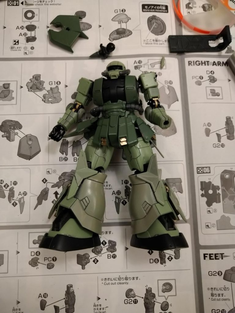 我慢できない小生は、都度仮組みをします。所々色が異なり、ライナー跡が残りますがこのあとスポンジポンポンで凸凹を作りながら着色するのでOKすこの時に初めて十字のニーパッドを見て…「だからっサザンクロスなのっか！」と今更知ってしまいました。。。。（ やや順調）