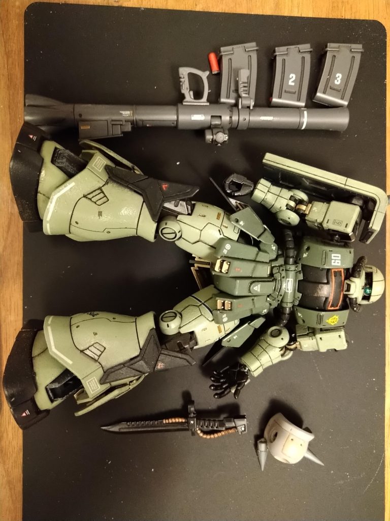 スポンジポンポンと墨入れが飽きたら在庫より「1年戦争っぽいシール」を。シール貼りには、なかなか忍耐を要します。時短目標のはずがﾀﾞﾗﾀﾞﾗ2日もかけてしまいました…（ 遅滞）