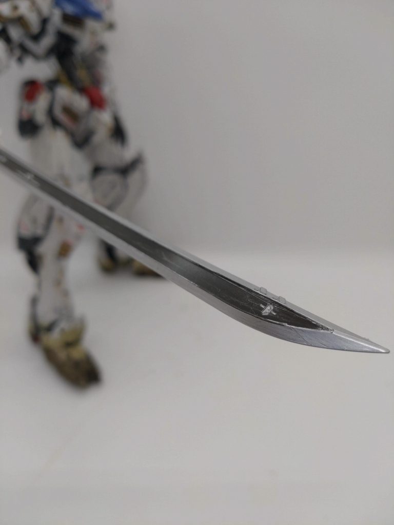 太刀はこれまたそれっぽく、刃と峰部分をシルバーに塗装しています。メイスのほうが威力が有りそうに見えますが、振る速度がメイスより圧倒的に速いはずなので、こちらのほうが実際の威力は高いはずです。ただ、その分使用難度は高そうです。