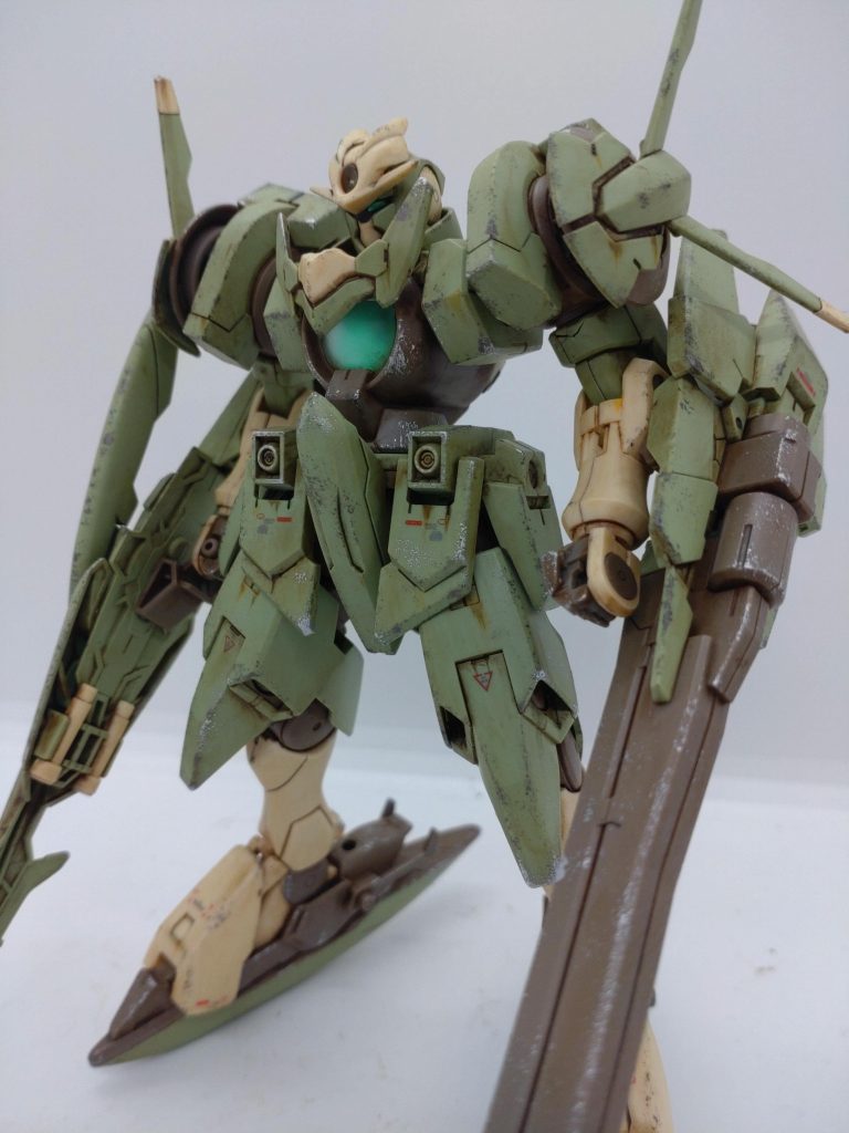 白くする前です。この状態で置いとこうと思ったんですが、なんか一工夫出来ないかと考えていたところ、戦車の冬季塗装にヒントを得て塗ってみることにしました。