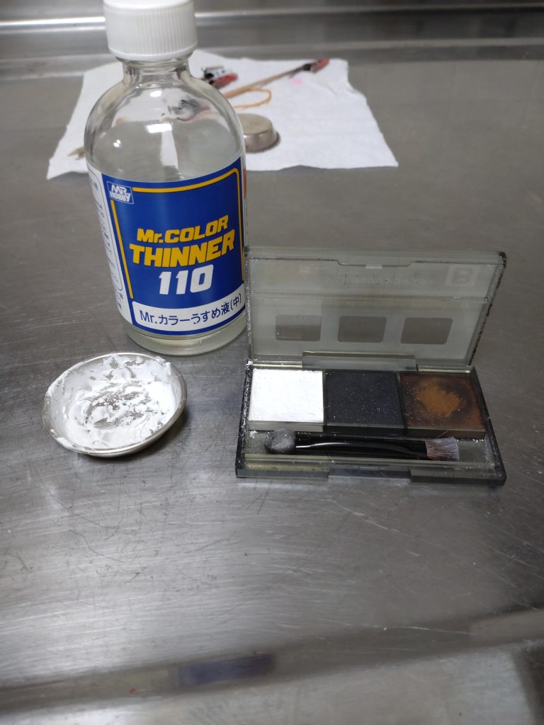 ウェザリングマスターのスノーを薄め液で溶かして使いました。最初にやったときは薄すぎてダメでした💦かなり濃い目にすることで表面に擦り付けるように塗ることが出来ました。