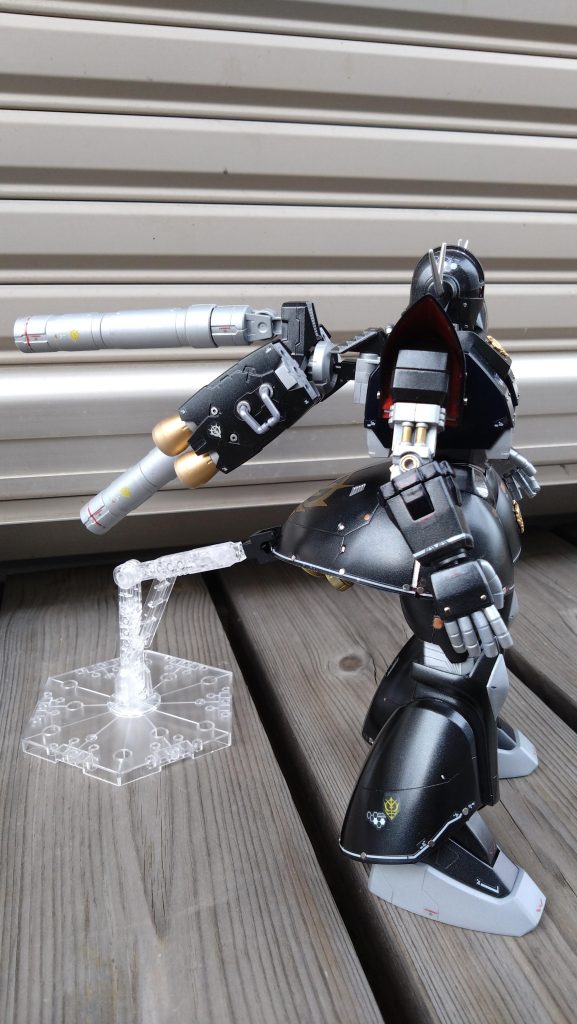 絶対に仰け反るので、こんな支えで✨いやー…ジオングほんとに楽しかった(^^)まだまだ積みがあるんで🎵次も楽しみたいと思います(^^)