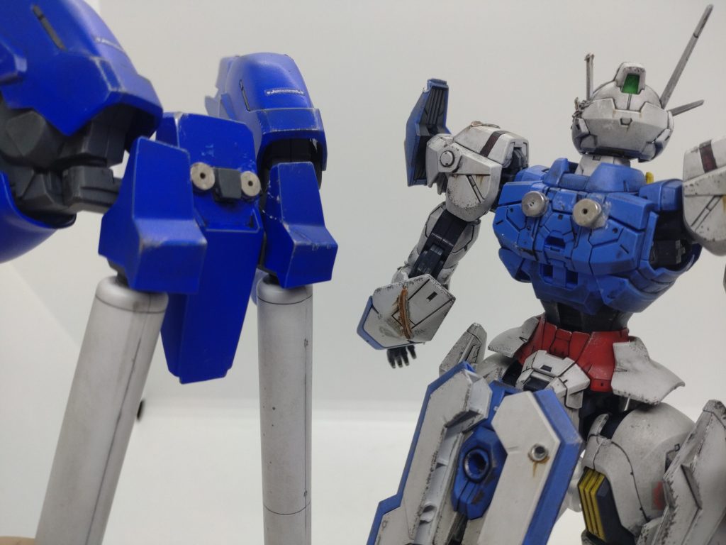 面倒くさくなって磁石で付けました。構造に若干の余裕があるので、この状態でもエアリアルのバックパックも装着できます。