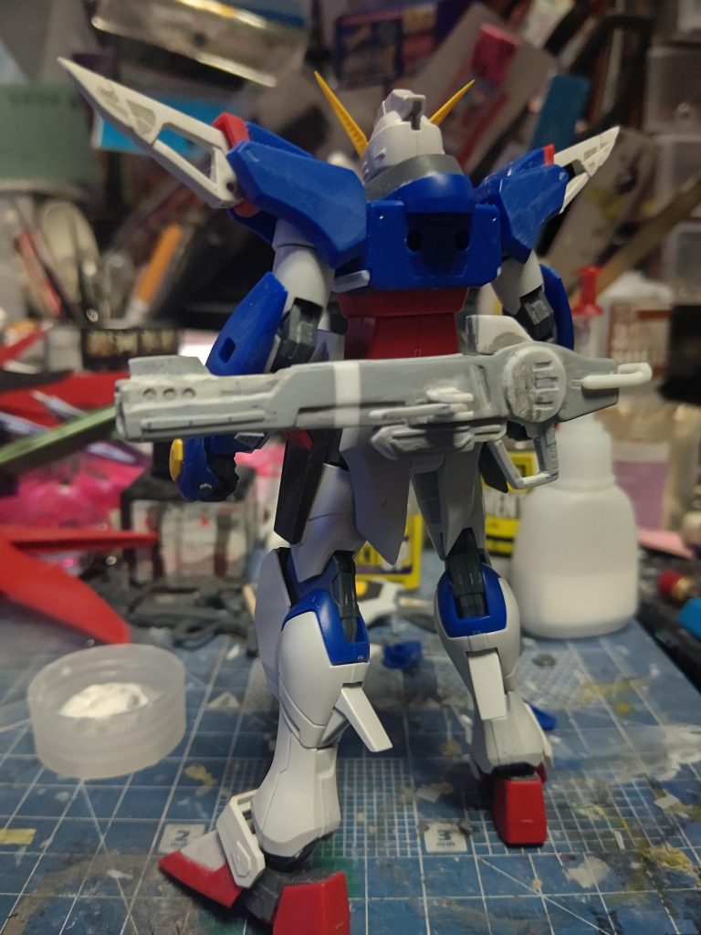 レールガンはネオジムで腰にマウントできようにしてます。でもこれもバックパックの干渉を考えてなくてあまり上手い具合に着かない現実がこの後に待っているとは知る由もなく……(知っとけよ)。