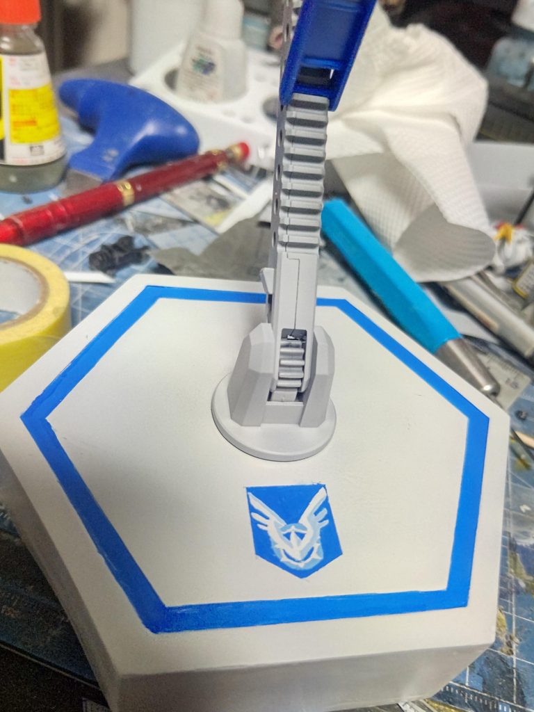 台座はFF7R発売という納期が迫ってたので、ヤケクソ感ハンパないです。コンパスマークを筆で描いてますけど、レールガンともどもトライ&エラーでそこそこ形になるという経験を得ました。……まぁスーファミのbitレートみたいな荒さになりましたけど。