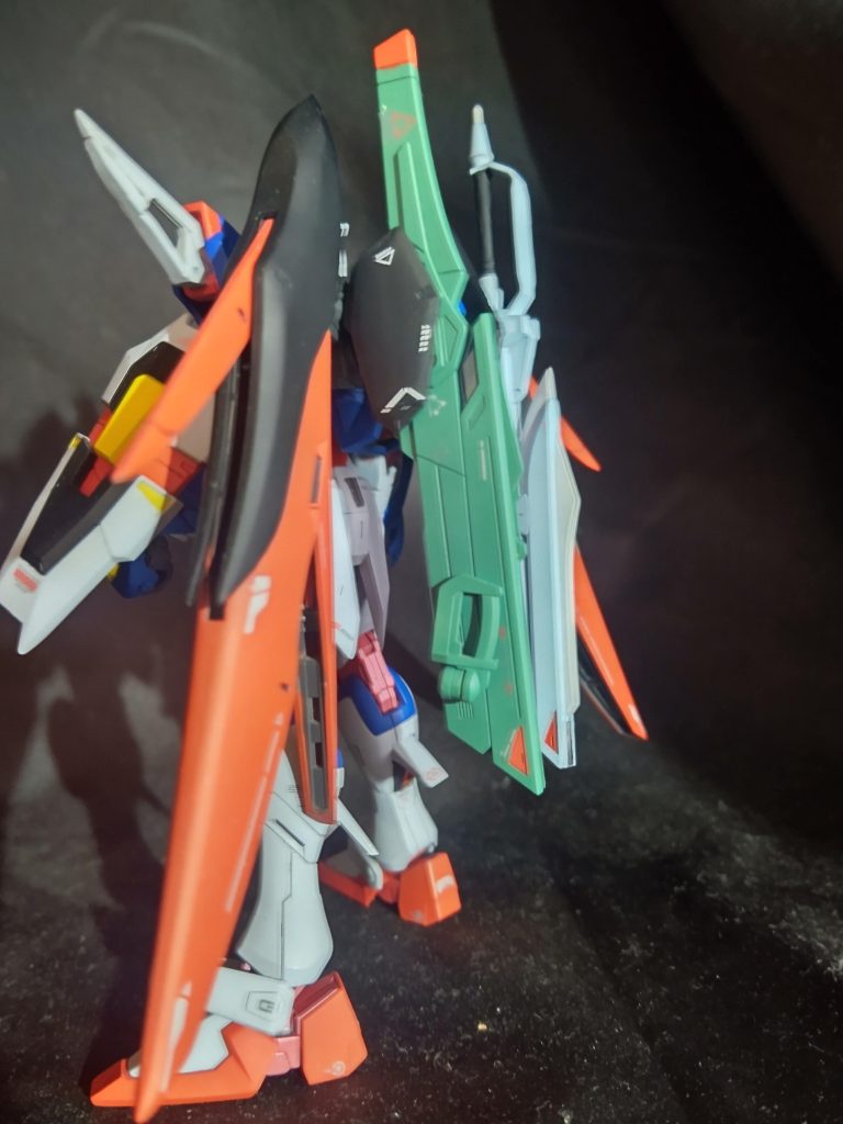 関節を分身状態を極めて赤く発光した状態の方で塗装しているので素立ちは違和感がありますね。