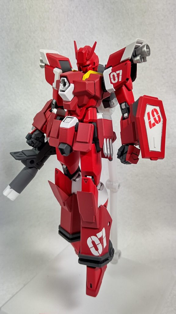 通常形態もといレッドウォーリア形態。カトキ版のレッドウォーリアに近い感じで作っています。07はガンプラバトル系機体7番機を表しています。