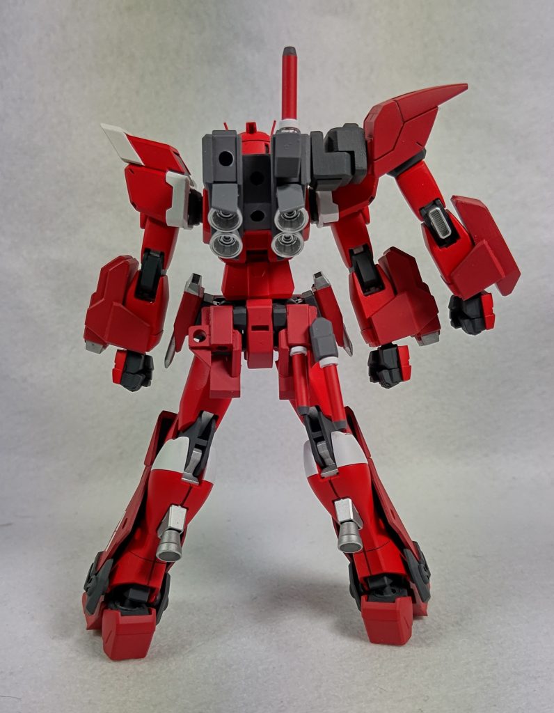 背面の完全装備状態と(ほぼ)装備なし状態を左右で比較。肩のスラスターも外しています。また、リアスカートとサイドアーマーも外すことが可能です。各所に3mm穴を設けているので様々なカスタマイズが可能。