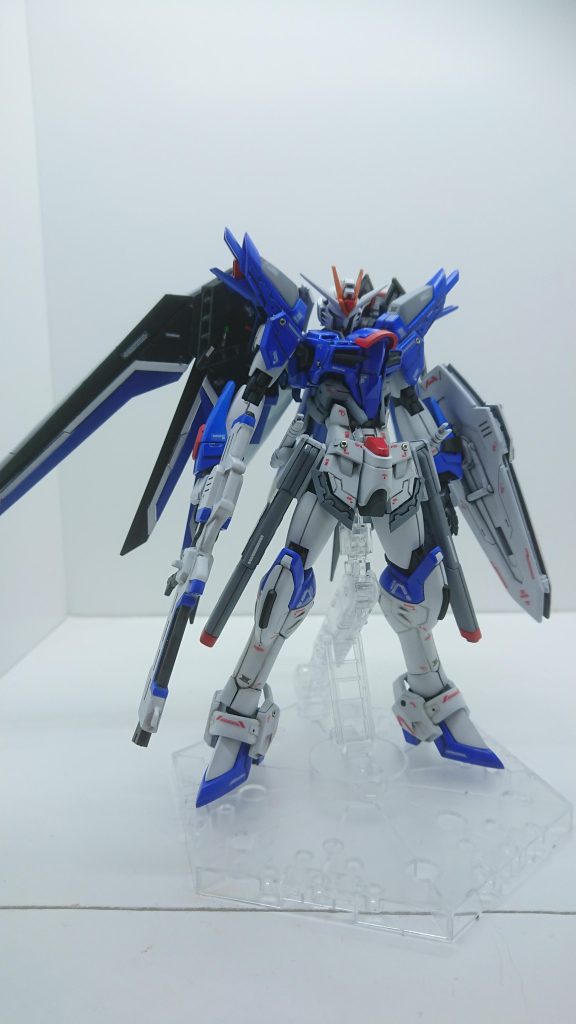 正面 スタイル的に足の延長、腕も延長 胴体ばらしゴチャメカにしております。筋堀、ディテールでデカールが少ないぶん情報量を加えました