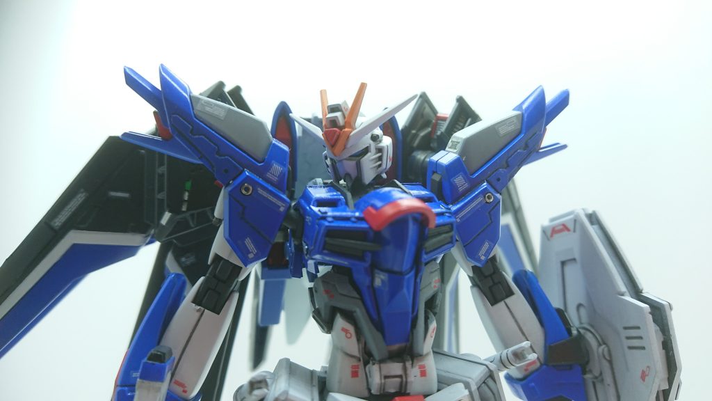 ヘルメットとがらせ鋭い目線に