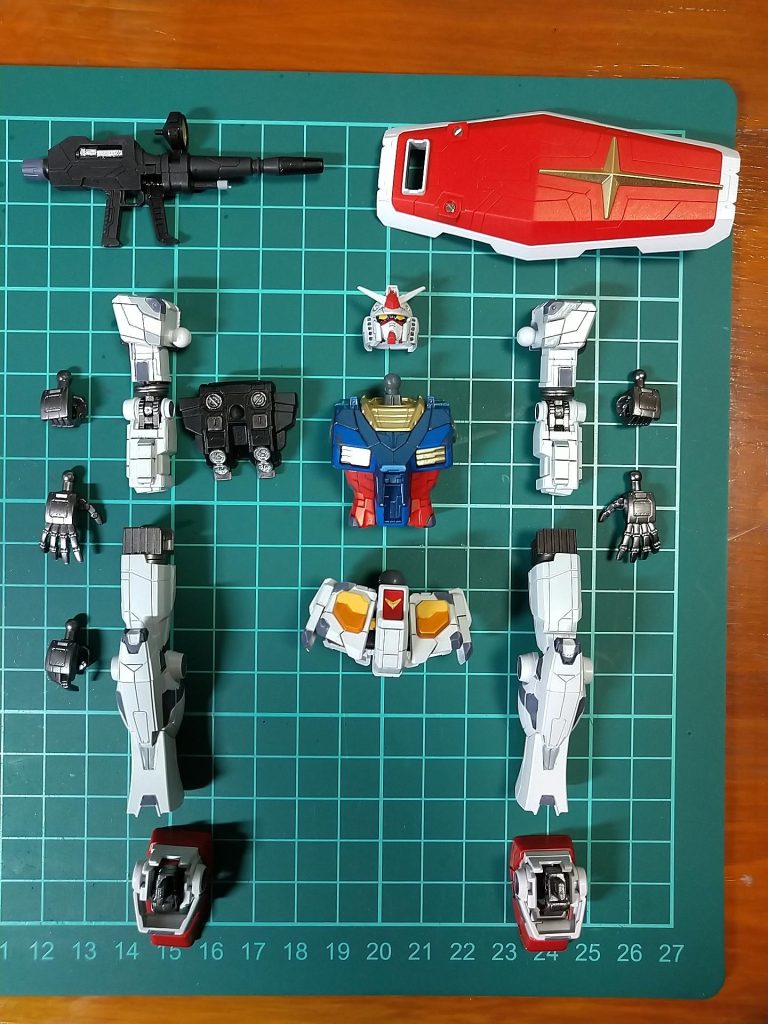 ガンダムマーカーでの塗り分けが難しく、筆塗り始めました。が、筆塗りも難しい。どうしても塗りムラとはみ出しが、、、