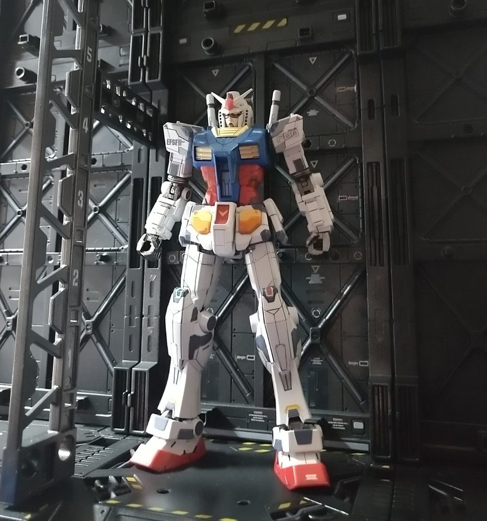 ガンダムドッグ無しのキットなので、こちらの格納庫でそれらしい雰囲気に。