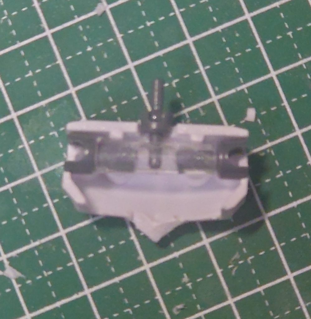 内部にはこんな感じでプラパイプとボールジョイントを合わせたハンガーフレームを組み込んでいます。キットのままだと頭の接続位置が少し前で不自然ですが、これでその辺も一気に解決！クロスシルエットフレームを縮めて古いBB戦士に入れるのが流行ってますが、なかなか手に入らないので…。こういうのも簡単・安価でいいですよ！